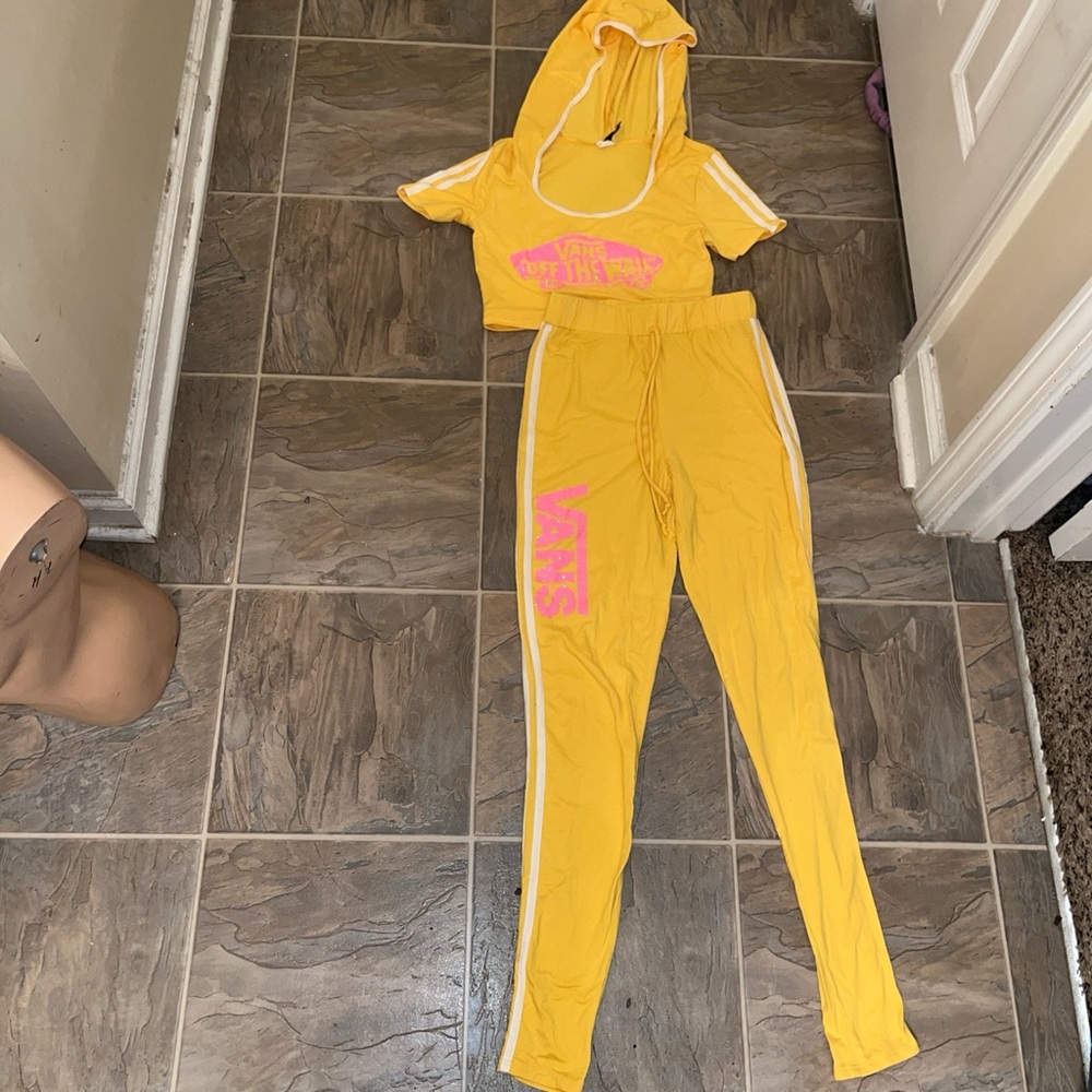 2 piece yellow Vans off the wall set